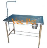 MESA DE ATENDIMENTO COM OS PÉS ESMALTADOS